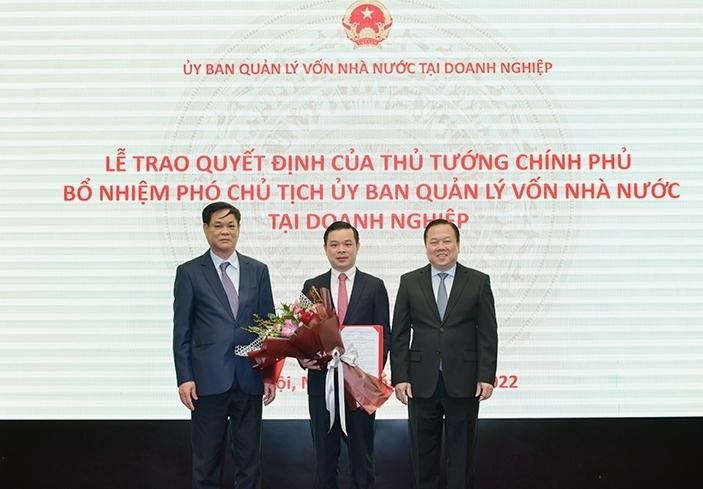 Lãnh đạo Đảng ủy khối các cơ quan TW và Ủy ban Quản lý vốn nhà nước tại doanh nghiệp chúc mừng ông Đỗ Hữu Huy (đứng giữa).