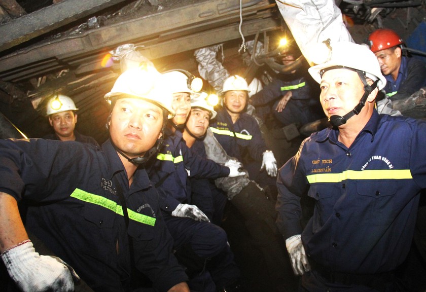 Ông Đoàn Minh Chuẩn (bên phải) kiểm tra sản xuất hầm lò tại Công ty Than Uông Bí.