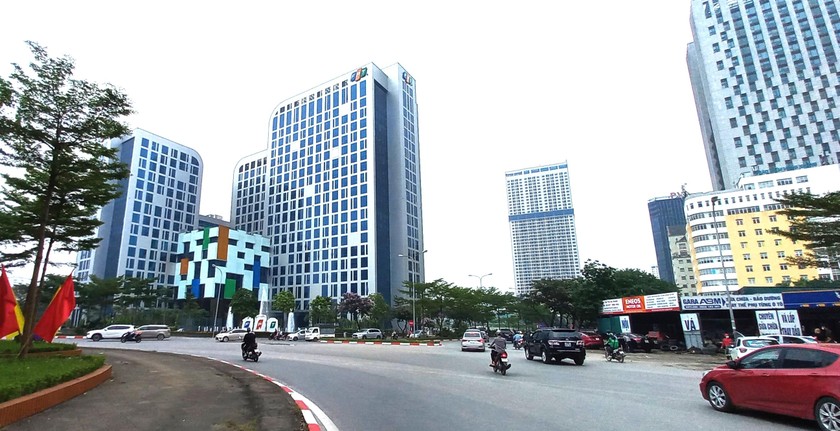 Cầu Giấy là quận đầu tiên của Hà Nội có Khu CNTT tập trung, thu hút hàng trăm doanh nghiệp công nghệ như FPT, Viettel, Misa… vào hoạt động