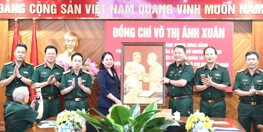 Phó Chủ tịch nước Võ Thị Ánh Xuân tặng quà lưu niệm cho Binh đoàn 12/Tổng công ty Xây dựng Trường Sơn