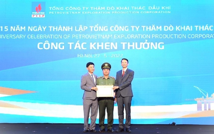 Trung tướng Nguyễn Đình Thuận - Cục trưởng Cục An ninh Kinh tế trao Bằng khen của Bộ trưởng Công an cho PVEP.