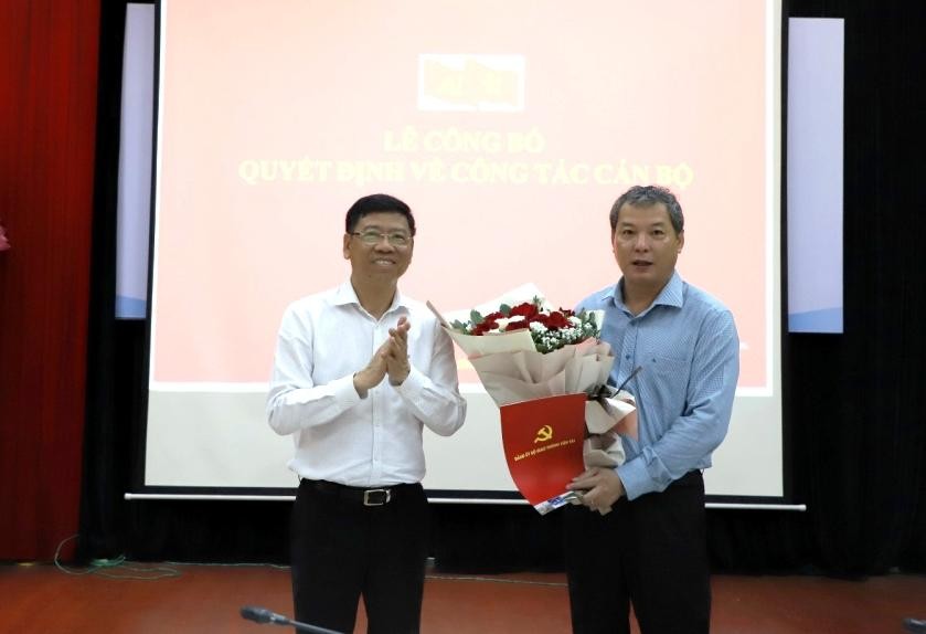 Thứ trưởng GTVT Nguyễn Xuân Sang chúc mừng ông Nguyễn Đình Việt được giao phụ trách Đảng bộ Cục Hàng hải Việt Nam