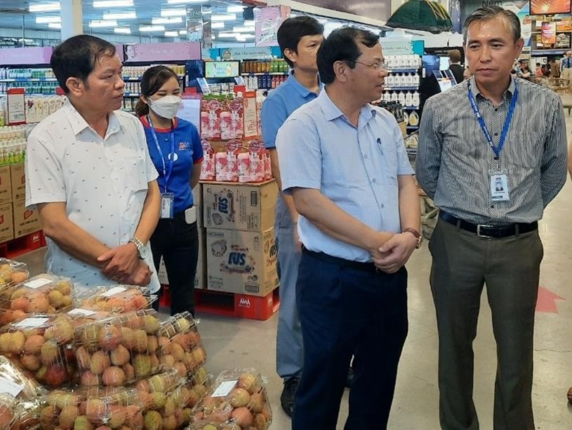 Phó Chủ tịch UBND tỉnh Bắc Giang Phan Thế Tuấn khảo sát thị trường tại siêu thị MM Mega Market, TP.HCM (Ảnh:BGĐT)