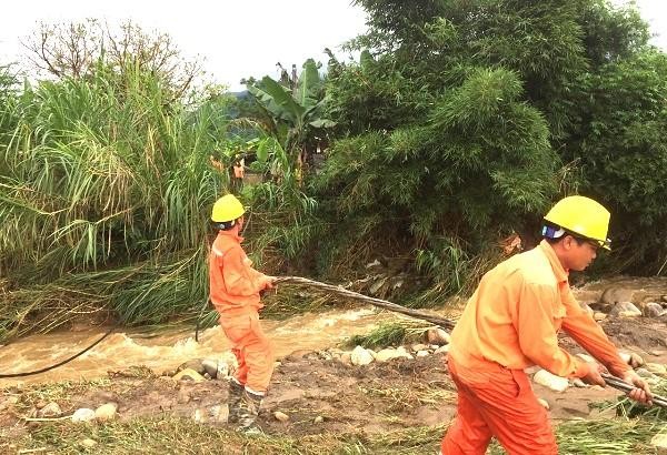 Công nhân khắc phục sự cố lưới điện do mưa lũ gây ra
