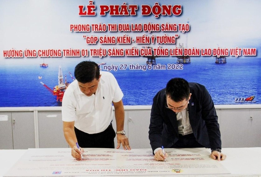 Ông Ngô Khánh Xạ - Phó Tổng Giám đốc PVEP, Chủ tịch Hội đồng Sáng kiến PVEP và ông Kiều Ngọc Anh - Chủ tịch Công đoàn PVEP ký kết giao ước thi đua. 