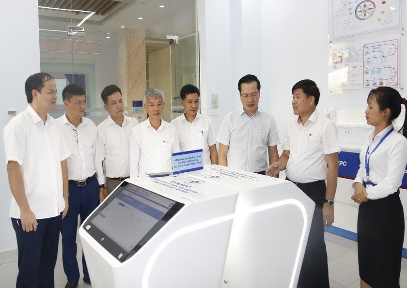 Đoàn Trường Cao đẳng Điện lực miền Bắc tham quan Phòng Giao dịch khách hàng của PC Lai Châu