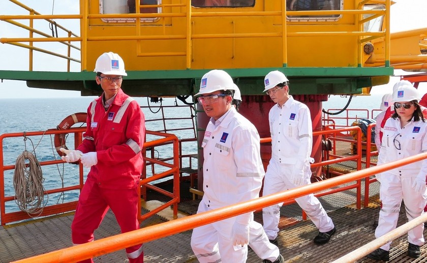 Lãnh đạo PVN và PVEP thị sát công tác khai thác dầu khí tại mỏ Đại Hùng.