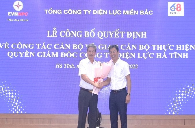 Phó Tổng Giám đốc EVNNPC Lê Quang Thái (trái) kiêm nhiệm thực hiện quyền của Giám đốc PC Hà Tĩnh