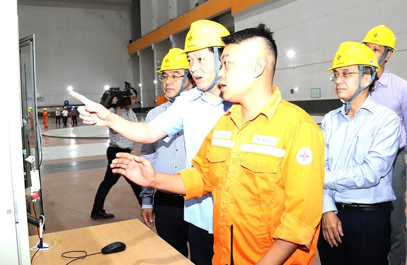 Đoàn công tác Đảng ủy khối Doanh nghiệp TW và EVN kiểm tra Nhà máy Thủy điện Lai Châu.