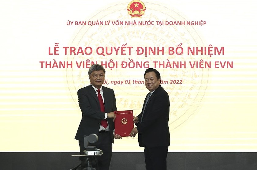 Ông Nguyễn Hoàng Anh trao Quyết định cho ông Võ Hồng Lĩnh - tân Thành viên HĐTV EVN (bên trái)