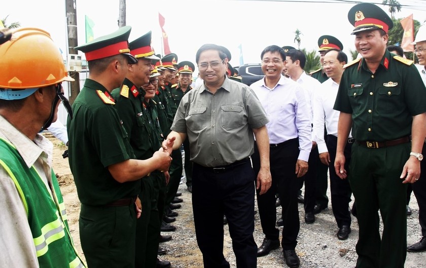 Thủ tướng Phạm Minh Chính thăm hỏi cán bộ, chiến sĩ Binh đoàn 12 thi công trên công trường cao tốc Cần Thơ - Hậu Giang.