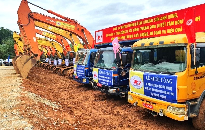 Xe máy của Binh đoàn 12/Tổng công ty Xây dựng Trường Sơn trên công trình cao tốc Cần Thơ - Hậu Giang.