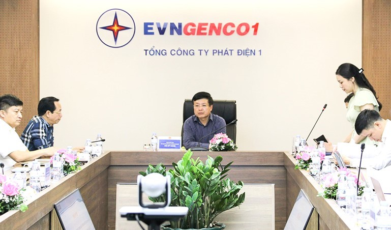 Ông Hồ Sĩ Hùng - Phó Chủ tịch Ủy ban Quản lý vốn Nhà nước tại doanh nghiệp (giữa), chỉ đạo công tác chuẩn bị cổ phần hóa tại EVNGENCO1.