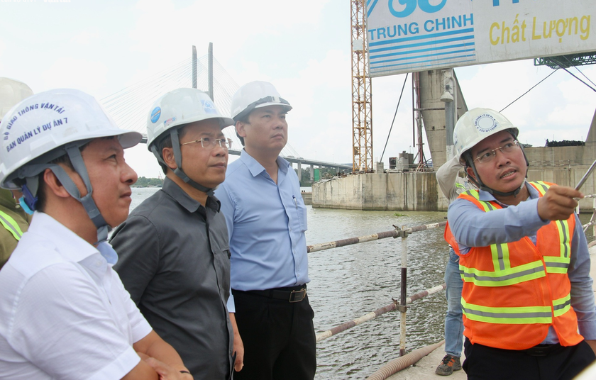 Ông Nguyễn Duy Lâm - Thứ trưởng Bộ GTVT (thứ 2, trái qua) và cán bộ PMU7 kiểm tra tiến độ công trình cầu Mỹ Thuận II