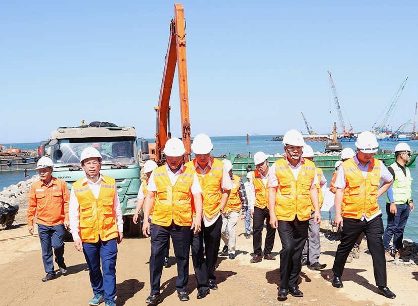 Đoàn công tác Ủy ban Quản lý vốn thị sát hạng mục cảng nhập than và đê chắn sóng Nhiệt điện Quảng Trạch 1 