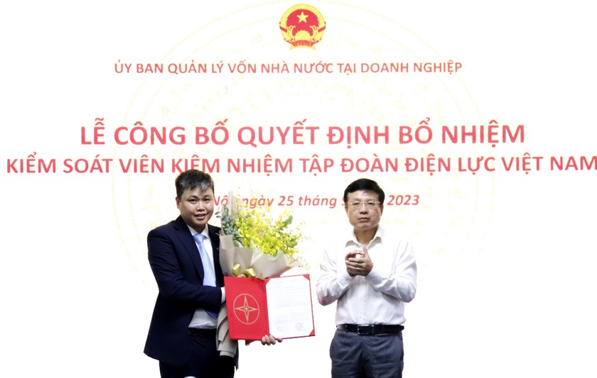 Phó Chủ tịch Ủy ban Hồ Sỹ Hùng trao quyết định cho ông Bùi Đình Thanh.