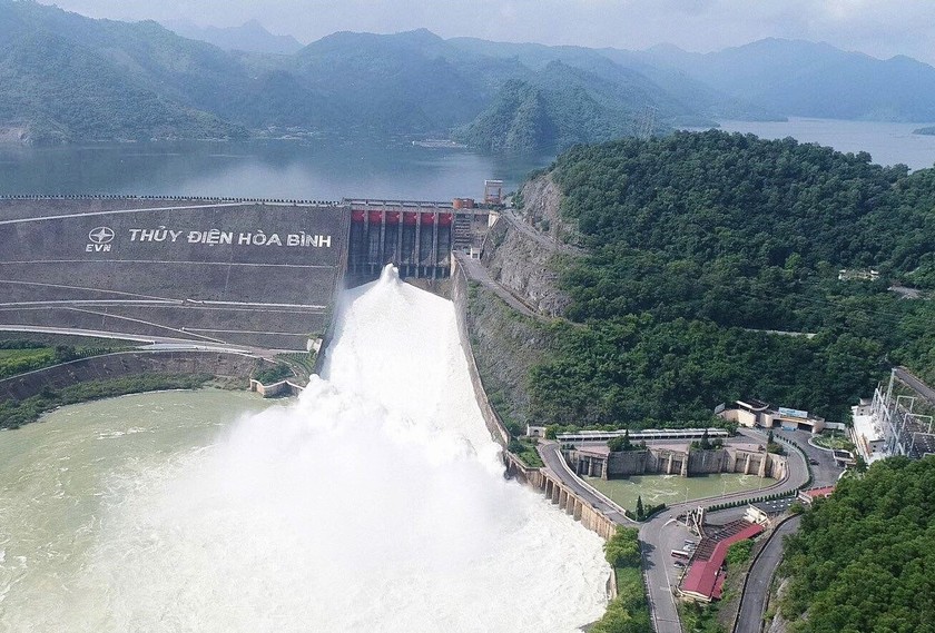 Thủy điện Hòa Bình từng là nhà máy thủy điện lớn nhất Việt Nam và Đông Nam Á từ năm 1994 đến 2012