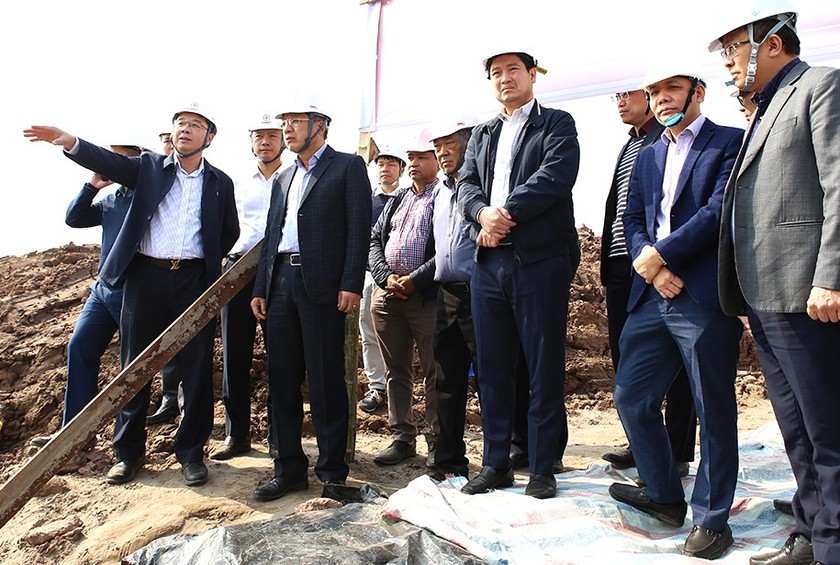 Tổng Giám đốc EVNNPT Phạm Lê Phú (ngoài cùng bên trái) báo cáo tiến độ dự án với đoàn công tác CMSC do Phó Chủ tịch Hồ Sỹ Hùng dẫn đầu.