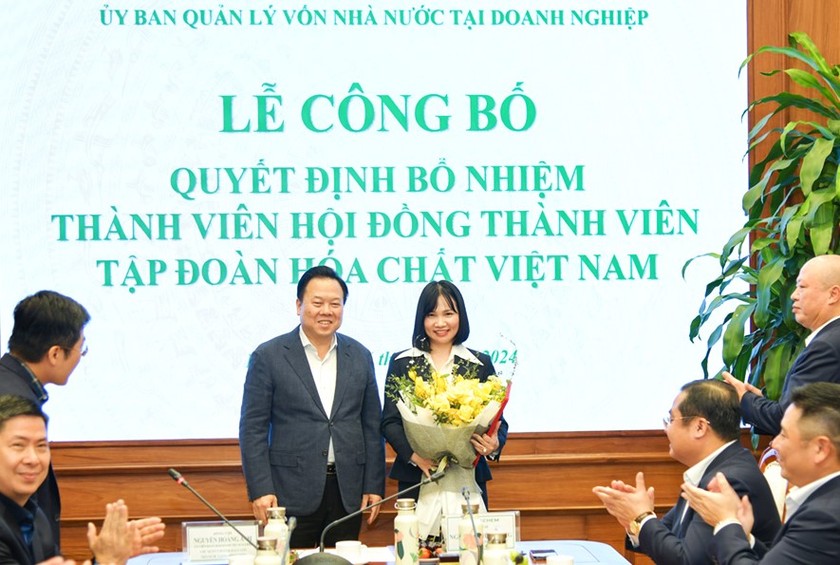 Chủ tịch Nguyễn Hoàng Anh chúc mừng tân Thành viên HĐTV Vinachem