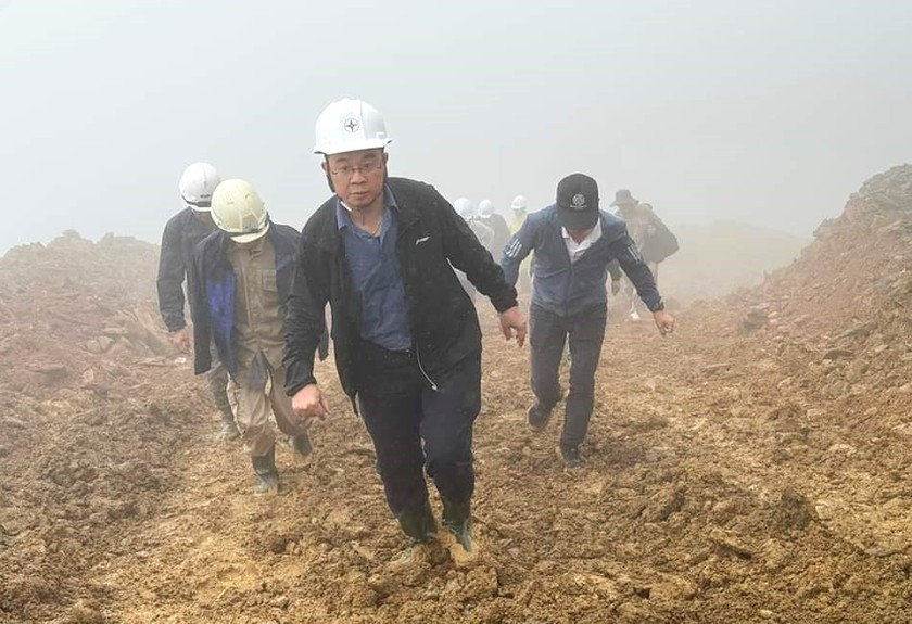 Đoàn công tác của NPT phải đi bộ, leo núi 2 giờ đồng hồ mới tiếp cận được vị trí móng cột cần thi công trên dãy Hoành Sơn (Hà Tĩnh).