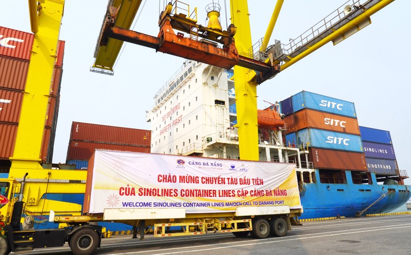 Cảng Đà Nẵng đón tàu container của hãng Sinolines cập cảng, làm hàng. 