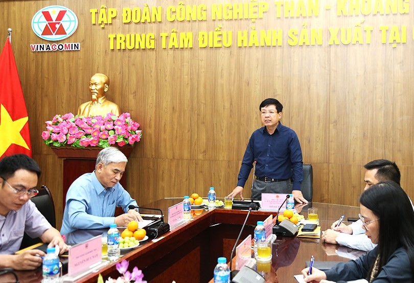 Ông Hồ Sỹ Hùng làm việc với lãnh đạo TKV và Than Thống Nhất hôm 5/4.