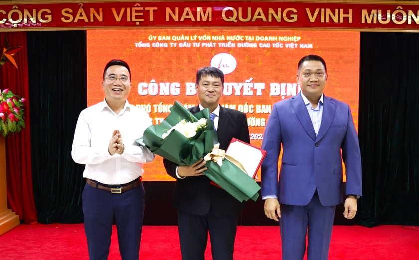 Chủ tịch và Tổng Giám đốc VEC chúc mừng tân Phó Tổng Giám đốc Đặng Hoài Nam.