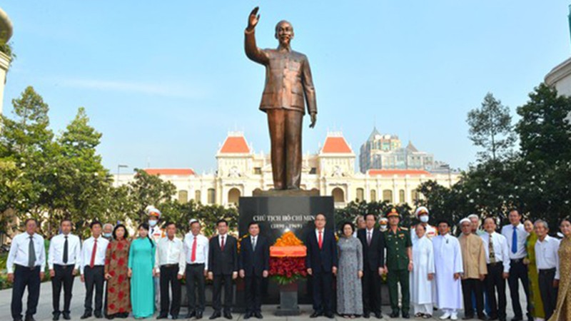 Đoàn đại biểu TP HCM chụp ảnh lưu niệm tại Công viên Tượng đài Chủ tịch Hồ Chí Minh.