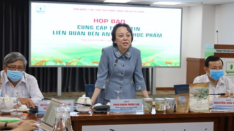 Bà Phạm Khánh Phong Lan yêu cầu người dùng báo ngay cơ quan chức năng việc sử dụng sản phẩm Pate Minh Chay.