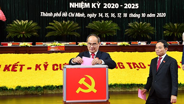 Đại biểu bỏ phiếu bầu Ban Chấp hành Đảng bộ TP HCM khoá XI.