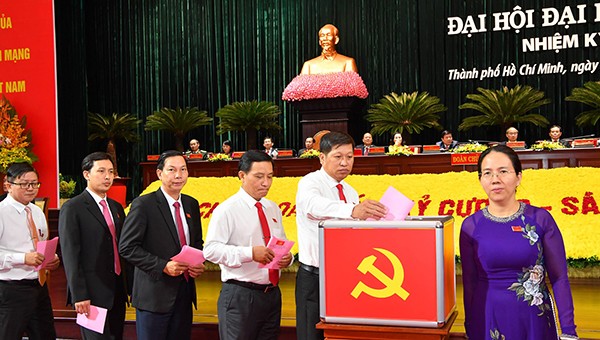 Các đại biểu bỏ phiếu bầu Ủy viên Ban Chấp hành Đảng bộ TP HCM khóa XI.