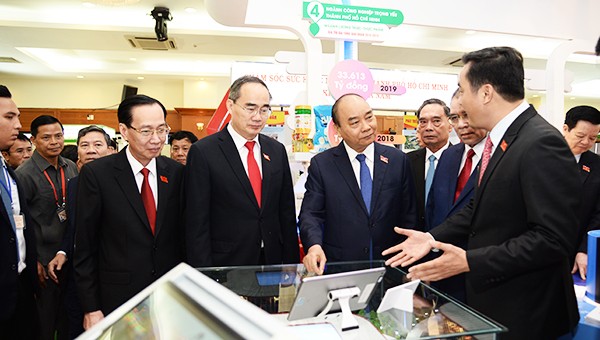 Thủ tướng Nguyễn Xuân Phúc yêu cầu TP HCM vừa phát triển kinh tế, vừa xây dựng Đảng bộ thực sự vững mạnh, trong sạch...