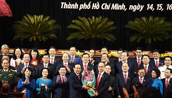 Ban Chấp hành Đảng bộ TP HCM khóa XI ra mắt Đại hội.