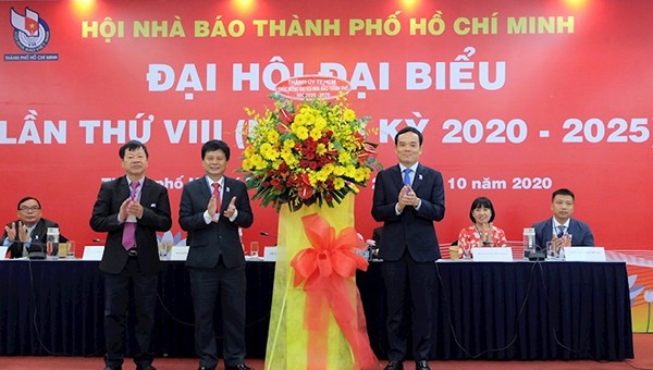 Phó Bí thư Thường trực Thành ủy TP HCM Trần Lưu Quang tặng hoa chúc mừng Đại hội.