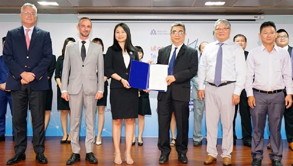 PGS - TS Nguyễn Ngọc Điện trao Quyết định thành lập Khoa Luật cho đại diện Khoa Luật - TS Nguyễn Thị Mỹ Hạnh.

