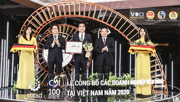 Ông Trần Tam – Chủ tịch HĐQT Phuc Khang Corporation nhận bằng khen TOP 100 Doanh nghiệp bền vững 2020.
