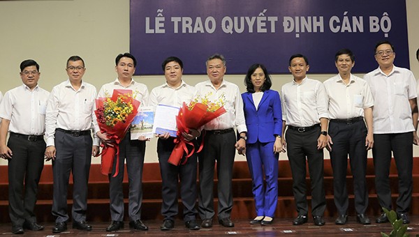 Ông Luân Quốc Hưng (người cầm hoa, bên phải) và ông Nguyễn Văn Hùng tại Lễ trao quyết định bổ nhiệm cán bộ.