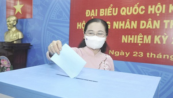 Phó Bí thư Thành ủy, Chủ tịch HĐND TP HCM, Chủ tịch Ủy ban bầu cử TP HCM Nguyễn Thị Lệ tham gia bầu cử.