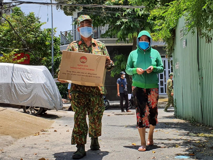 Lực lượng quân đội tham gia hỗ trợ lương thực, thực phẩm cho người dân TP HCM.