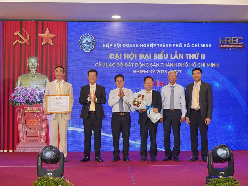 Ông Võ Văn Hoan, Phó Chủ tịch UBND TP HCM (thứ 2 bên phải qua) trao hoa chúc mừng cho Câu lạc bộ. 