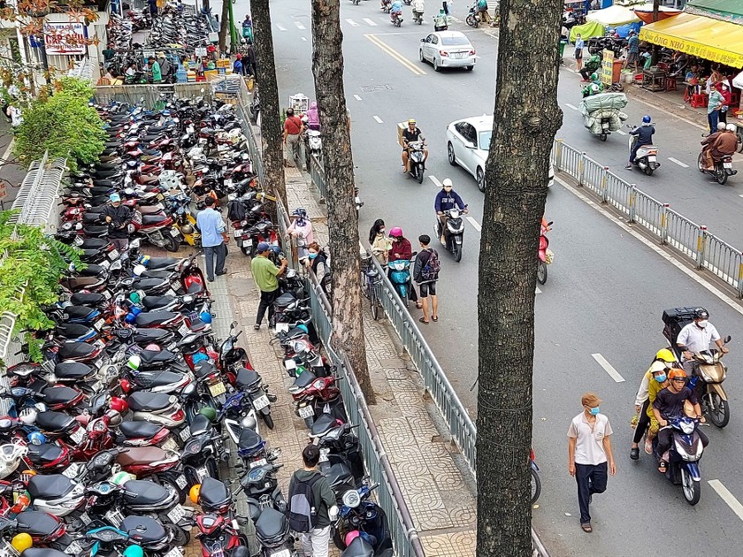 Sở GTVT TP Hồ Chí Minh cho biết việc thu phí tạm thời lòng đường vỉa hè là vô cùng cần thiết. 