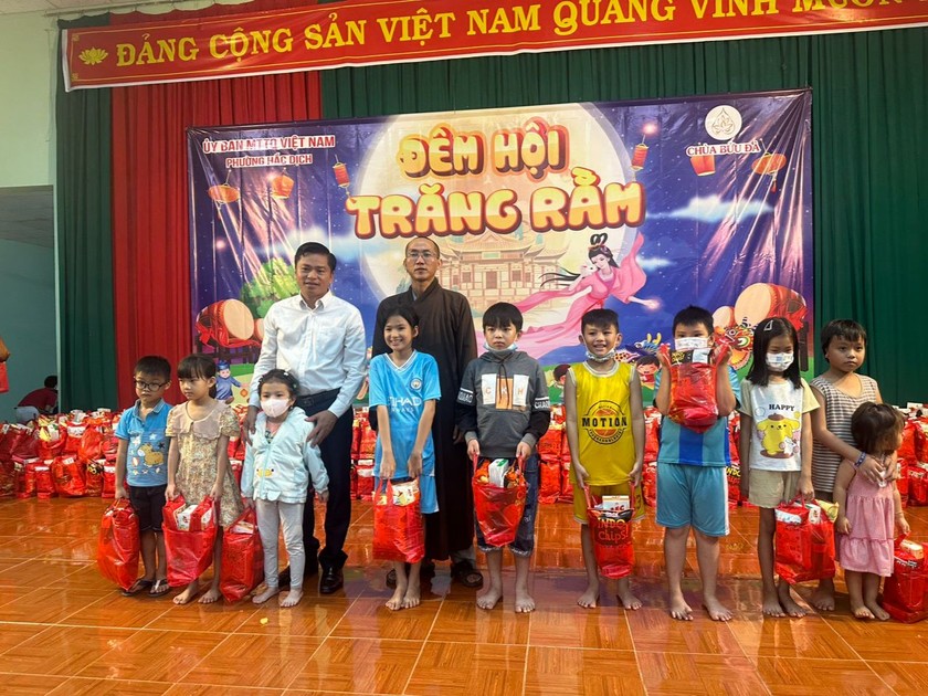 Ông Nguyễn Quang Hoài và thầy Thích Thị Vinh trao quà cho các em.