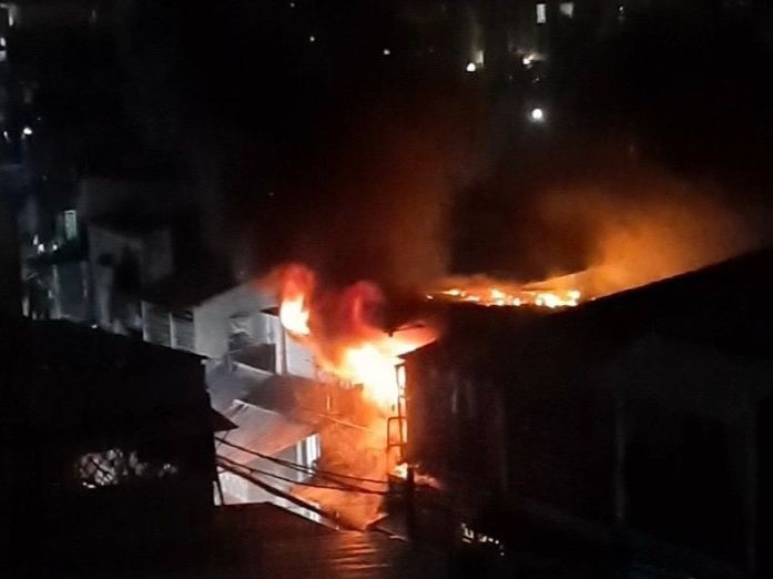 Căn nhà một trệt, một lầu tại hẻm 861 Trần Xuân Soạn, phường Tân Hưng, Quận 7 bất ngờ bốc cháy.