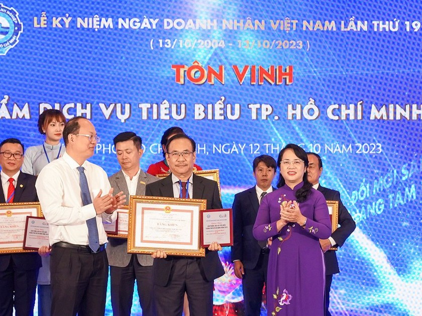 Ông Nguyễn Ngọc An – Tổng Giám Đốc Công ty đã đại diện Công ty VISSAN đón nhận danh hiệu Sản phẩm, Dịch vụ tiêu biểu TP HCM 2023.