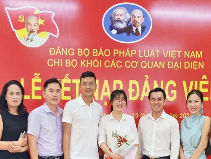 Chi bộ Khối Các cơ quan đại diện (Đảng bộ Báo Pháp luật Việt Nam) đã tổ chức Lễ kết nạp Đảng viên cho đồng chí Vũ Thị Vân Anh.