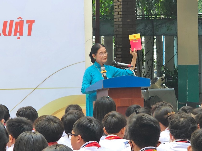LS Trương Thị Hòa chia sẻ về Luật trẻ em cho các em học sinh.