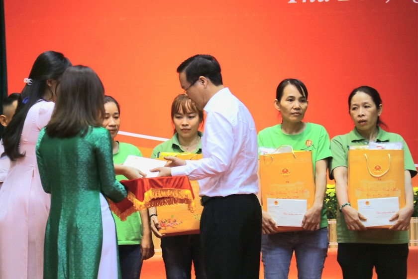 Nhấn vào ảnh để phóng to Chủ tịch nước Võ Văn Thưởng trao tặng các phần quà cho người lao động. Ảnh Hoàng Thịnh