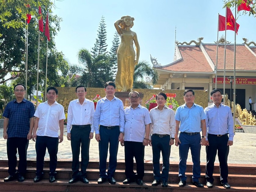 Đồng chí Nguyễn Thanh Tịnh cùng các đại biểu đến dâng hoa, dâng hương tại tượng đài Anh hùng LLVT, liệt sỹ Võ Thị Sáu.