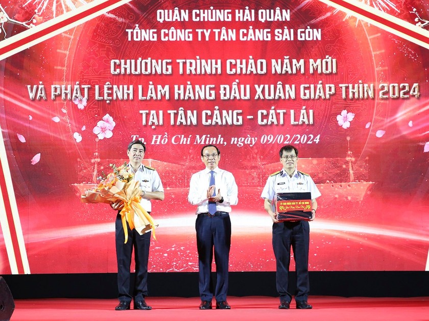 Đồng chí Nguyễn Văn Nên và các đại biểu thực hiện nghi thức phát lệnh làm hàng đầu xuân Giáp Thìn.