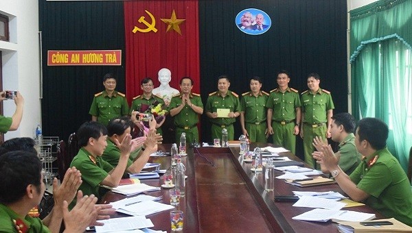 Thay mặt Đảng ủy, Ban Giám đốc Công an tỉnh, Đại tá Đặng Ngọc Sơn khen thưởng Công an thị xã Hương Trà.